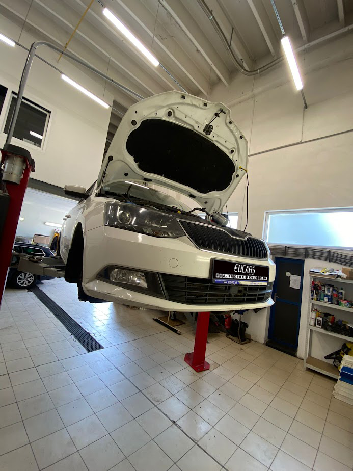 Autoservis EUCARS - motor vozidla počas opravy